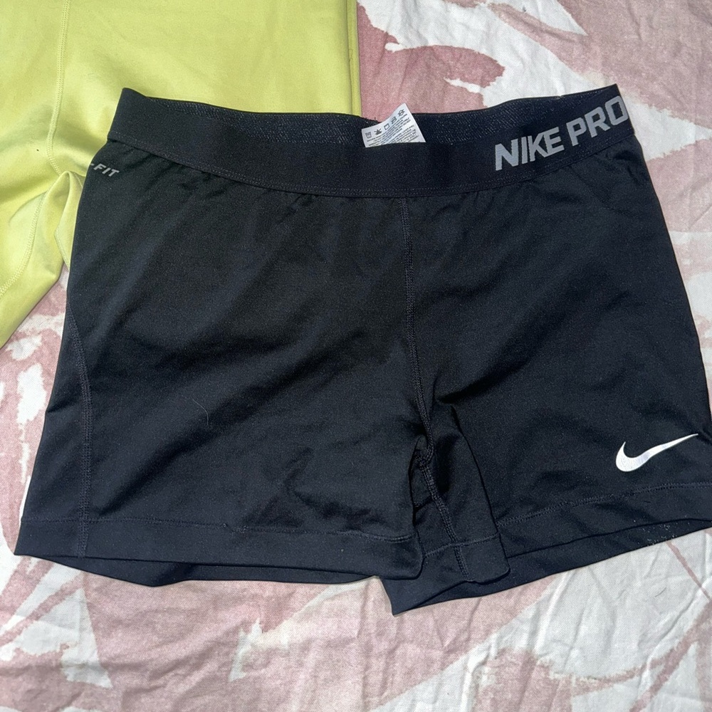 Pack of two leggings and shorts Nike size large✅